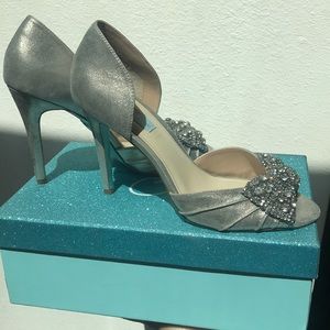Betsey Johnson silver metallic heel - size 9 1/2